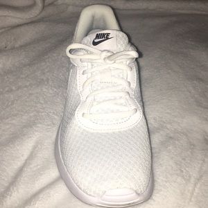 NIKE everday WHITE shoes